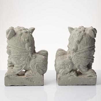 Skulpturer, ett par, Kina, 1900-talet senare del.