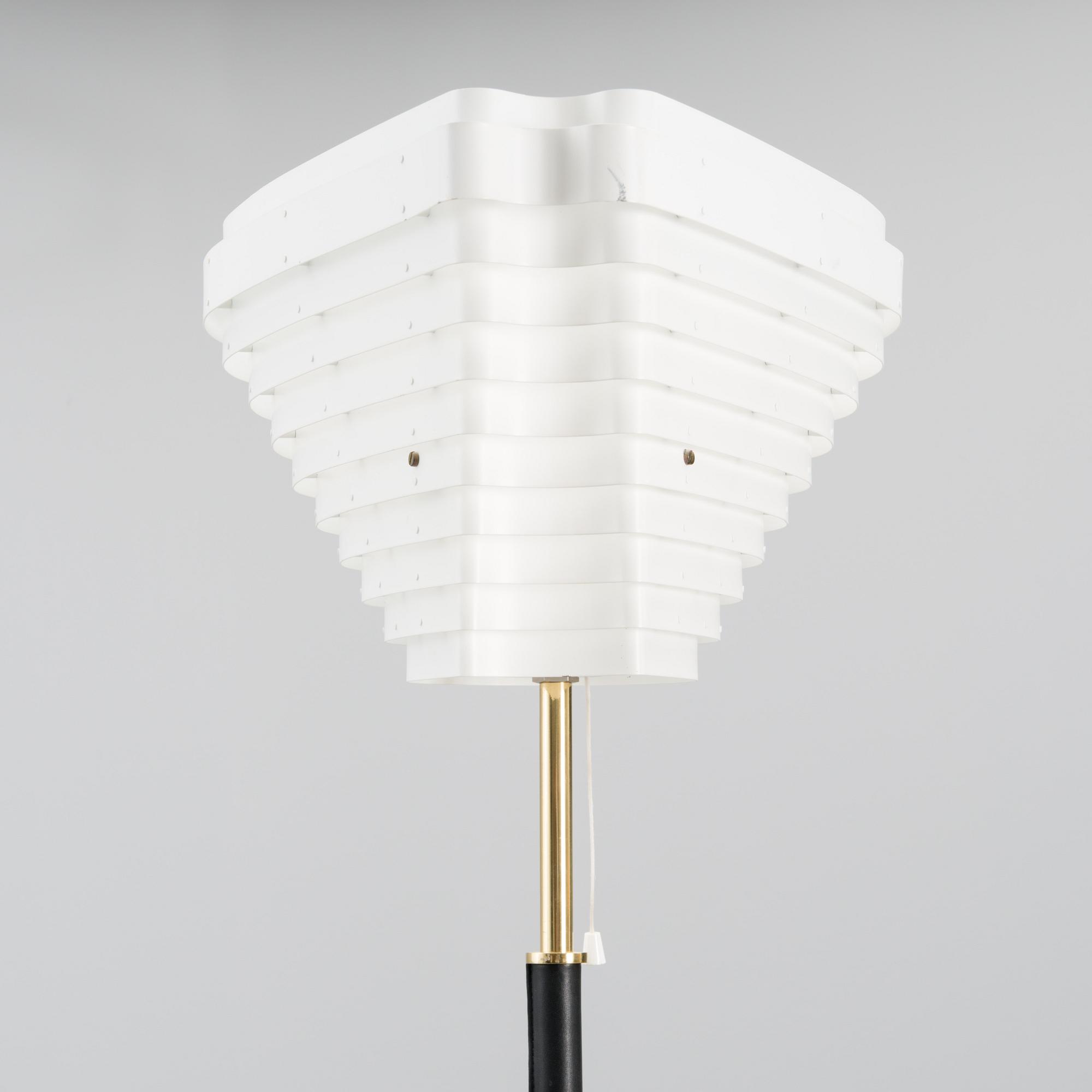 ALVAR AALTO, LATTIAVALAISIN, A 805, "Enkelinsiipi". Valaisinpaja Oy.