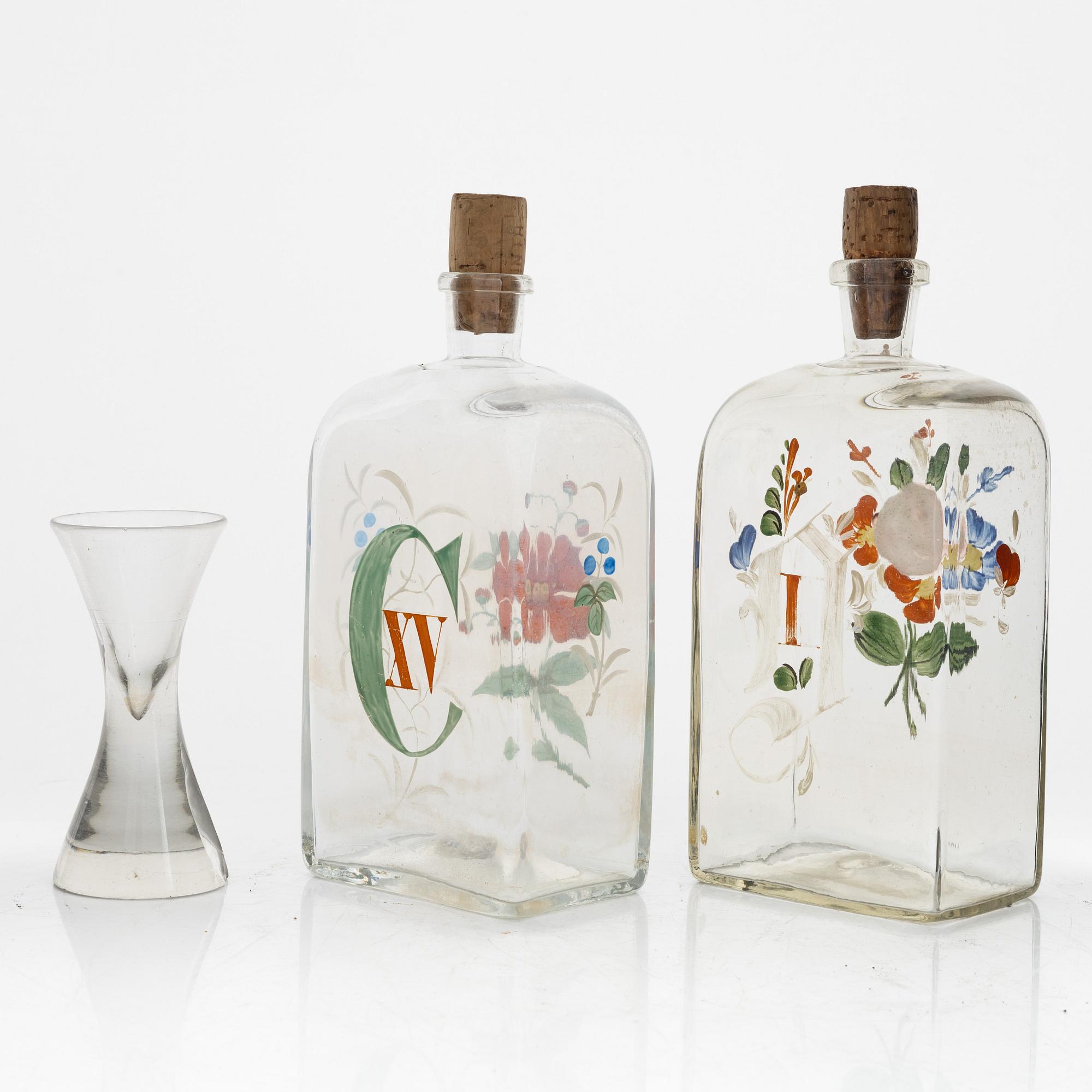 Schatull med pluntor och glas, 1800-tal.