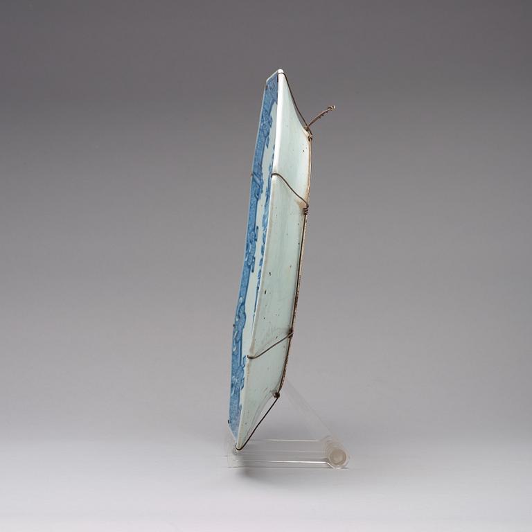 A blue and white serving dish, Qing dynasty, Qianlong (1736-95).