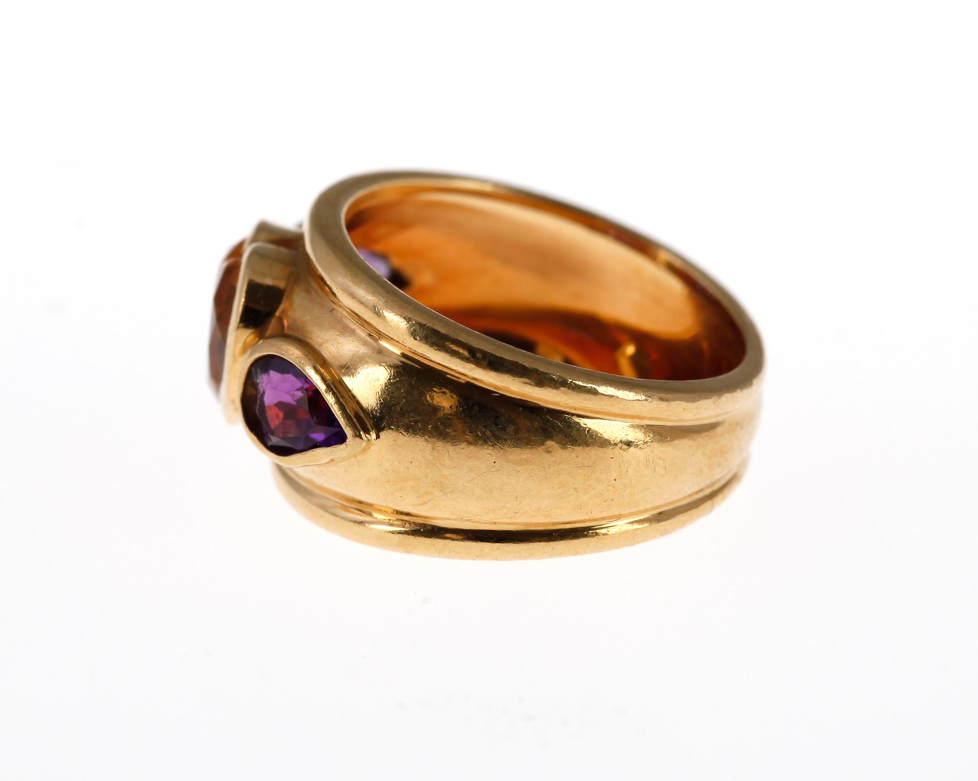 RING, 18k guld med hjärtslipad citrin samt två ametister.