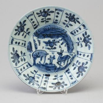 A blue and white dish, Ming dynasty, Wanli (1572-1620).