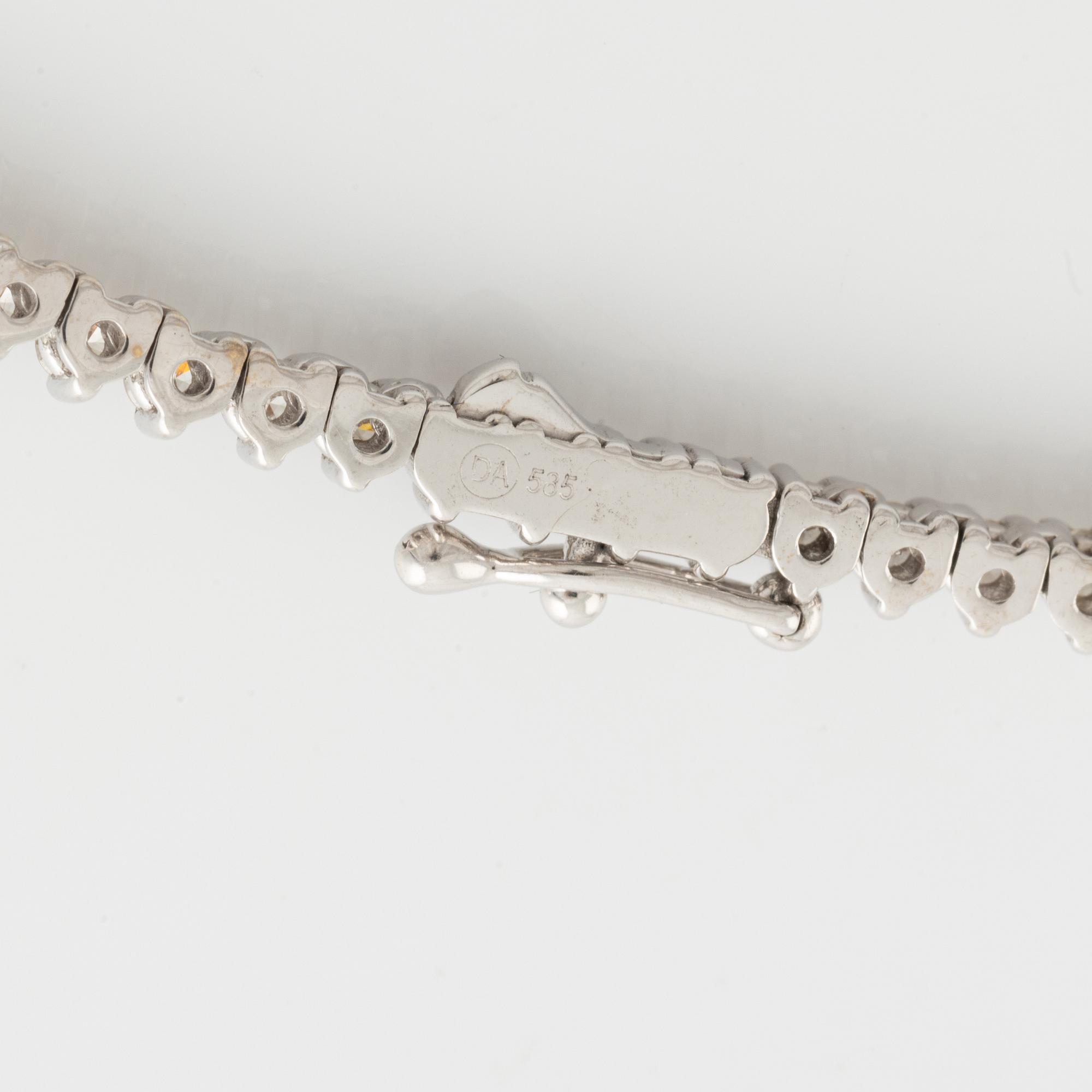 Tennishalsband, 14K vitguld, diamanter ca 5.52 ct tot. Med AIG-certifikat.