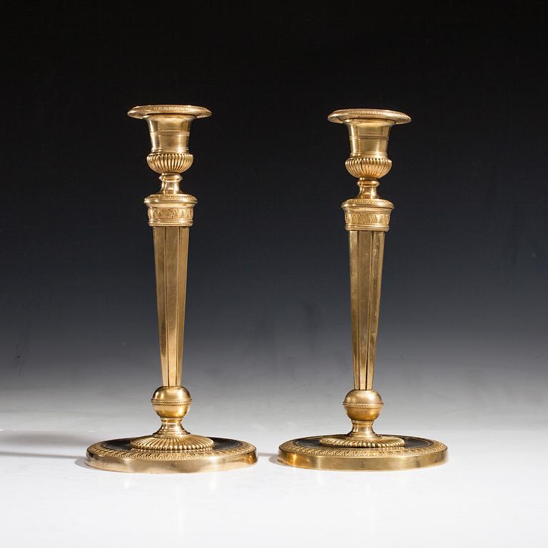 LJUSSTAKAR, ett par, förgylld brons, directoire, ca 1800.
