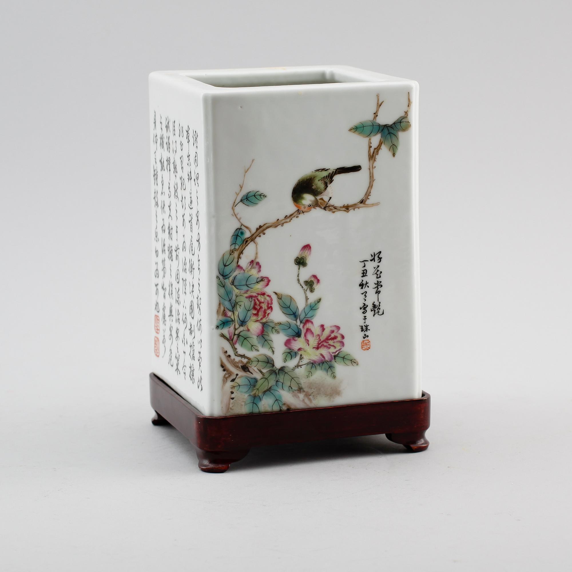 PENSELMUGG, porslin, Qingdynastin, med Qianlongs märke, 1800-tal.