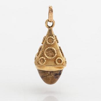 An 18K gold pendant with a jasper stone, Unoarrre, Italy.