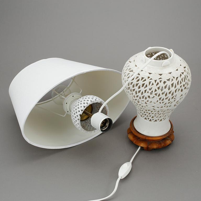 BORDSLAMPOR, ett par, porslin, 1900-tal, Kina.