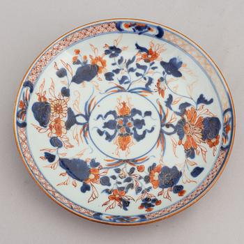 Värmetallrik, saltkar, samt skålfat, porslin. Qing dynastin, 1700-tal.
