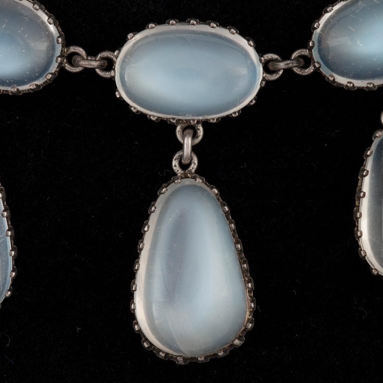A cabochon-cut moonstone necklace. Made by C G Hallberg, Stockholm 1907.
