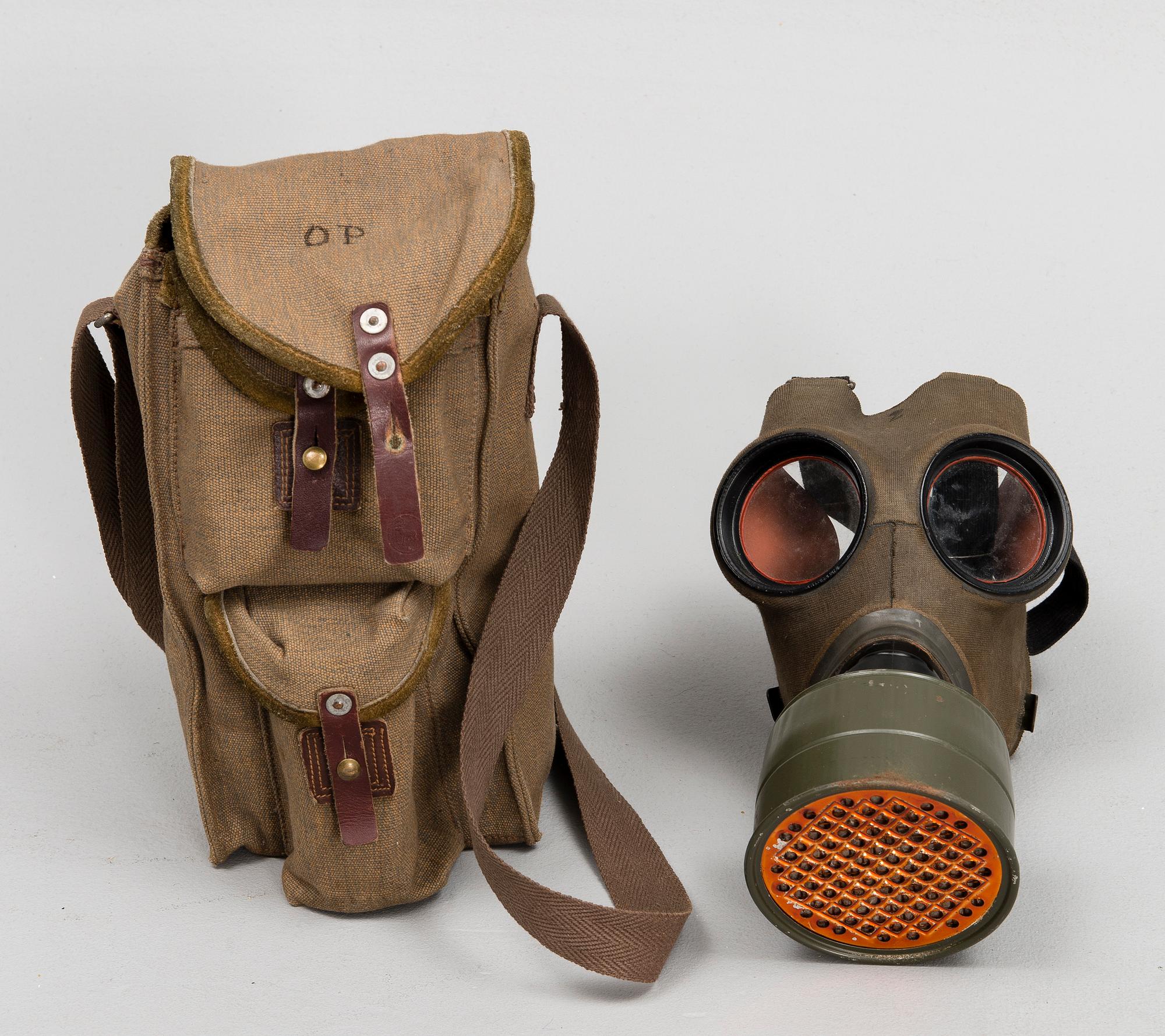 RYGGSÄCKAR, 3 ST, SAMT GASMASK, militär, 1900-talets mitt.
