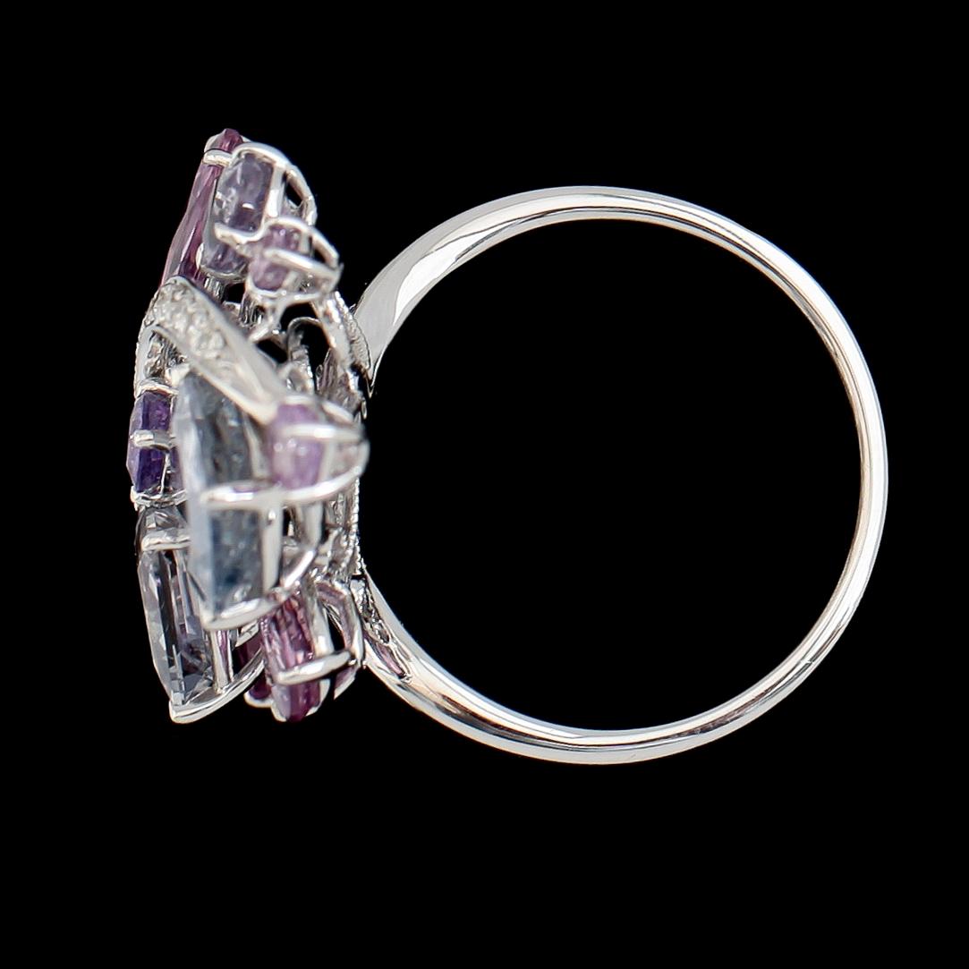 COCKTAILRING, 18K vitguld, olikfärgade safirer tot ca 7.90 ct, diamanter tot ca 0.07 ct.