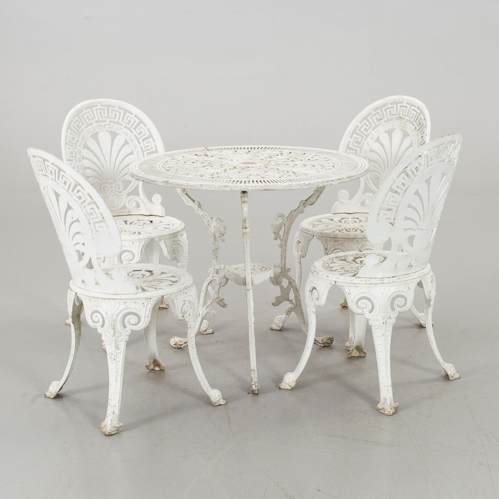 A SET OF FOUR GARDEN CHAIRS AND A GARDEN TABLE, second half of 20th century.