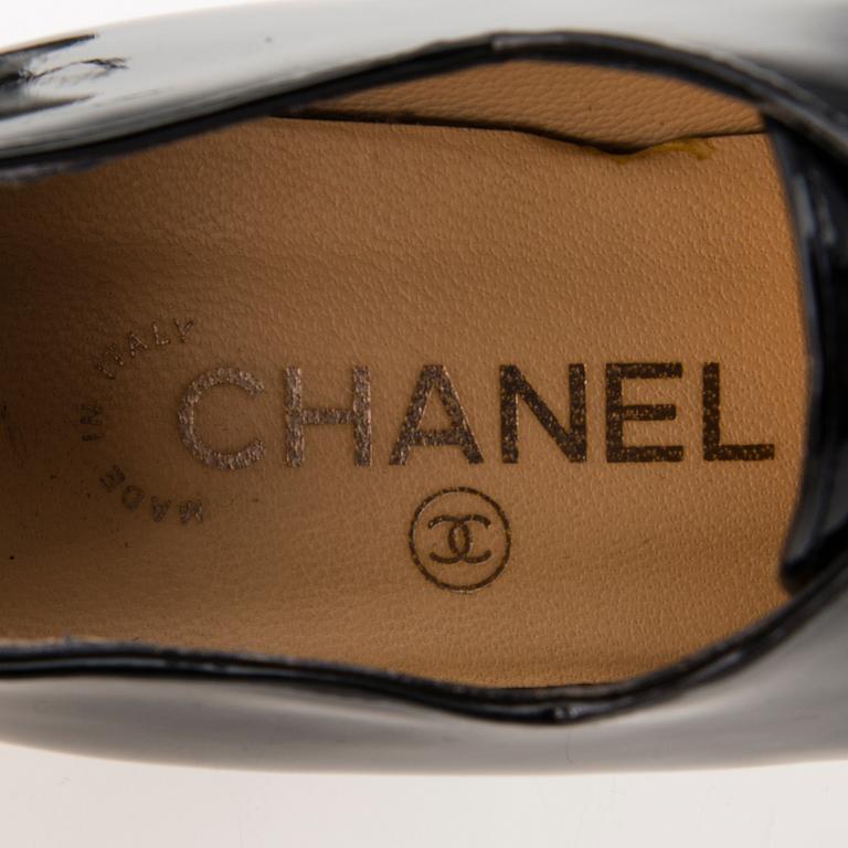 CHANEL Black Patent Leather Brogue Lace-up shoes in size 39.