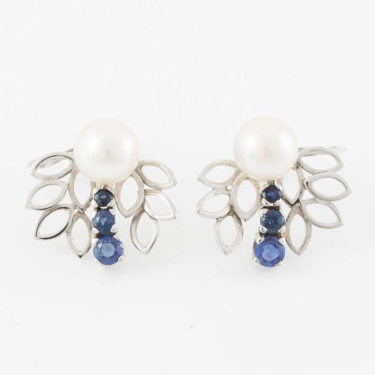 A pair of earrings in 18K gold with a cultured pearl.