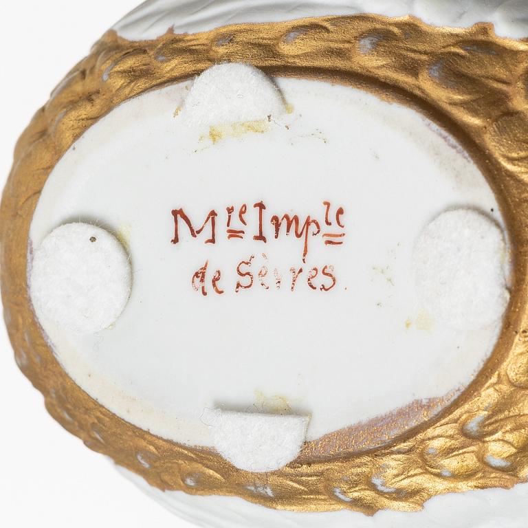 Kopp med fat, porslin, Frankrike, 1800-tal, märkt Mre Imp le de Sèvres, samt sked, förgyllt silver, Ryssland.