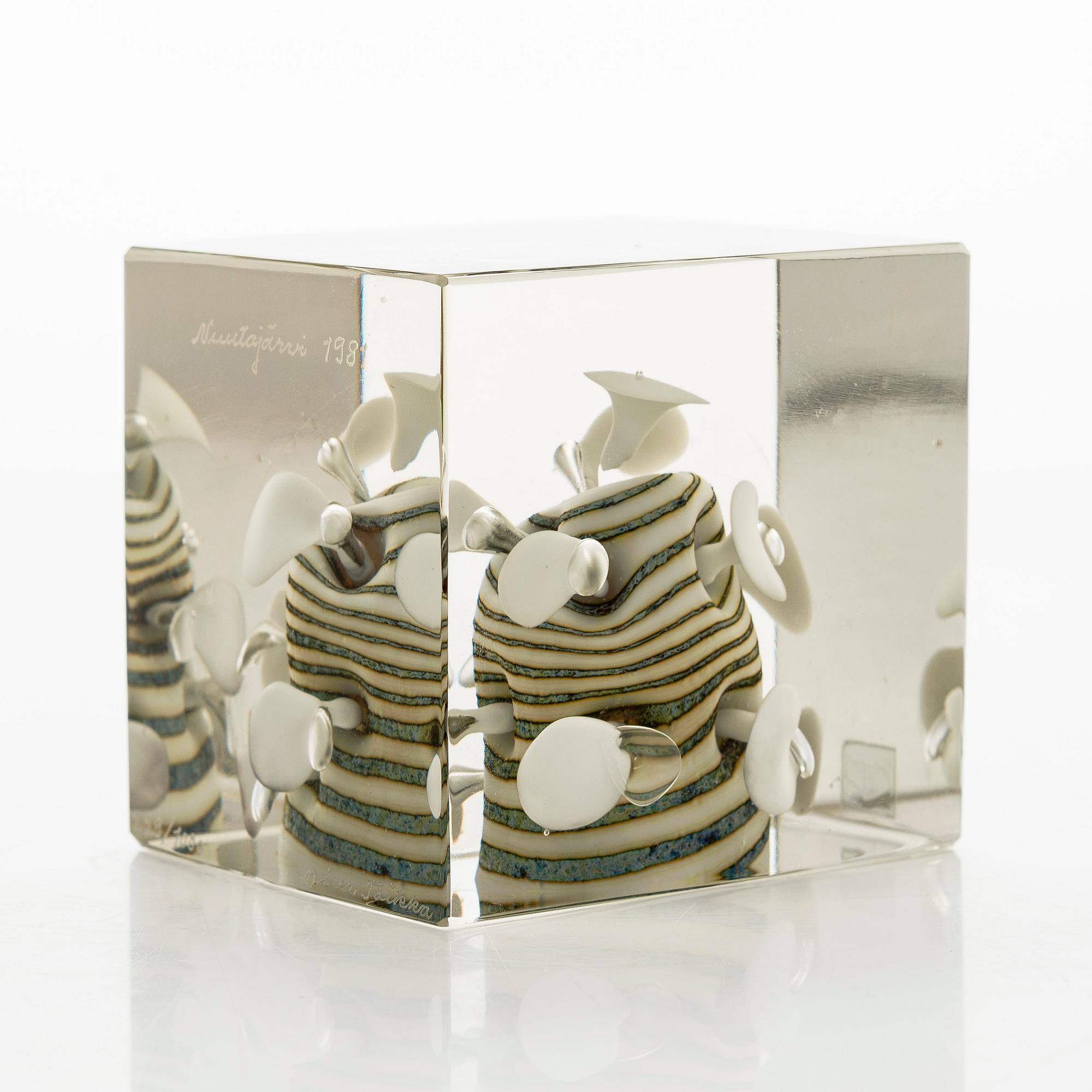 Oiva Toikka, årskub, signerad Oiva Toikka, Nuutajärvi 1981, numrerad 229/1000.