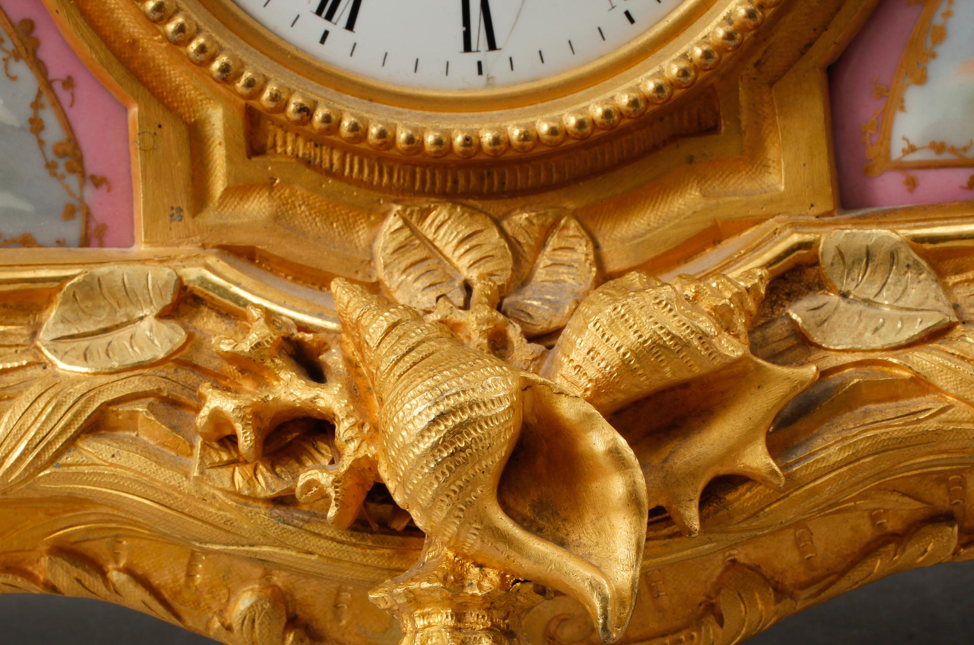 BORDSPENDYL, Louis XV-stil, omkring sekelskiftet 1800/1900.