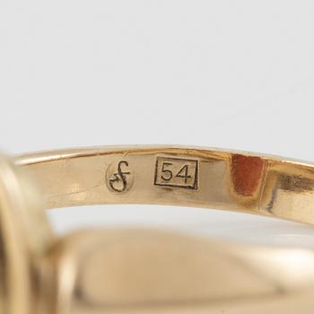 Ring of low carat gold with coral.