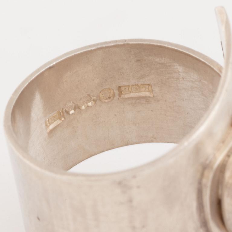 Två ringar silver med blå cabochonslipade stenar, LGE, Guldsmycket Engström & Co.