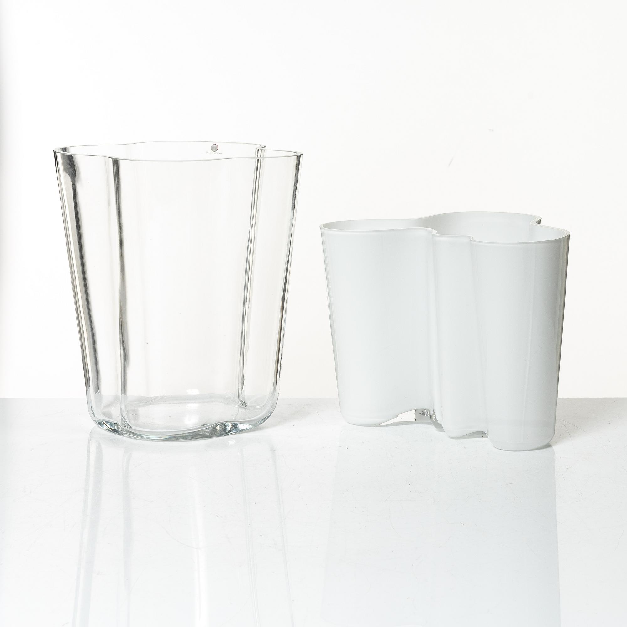 Alvar Aalto, vaser, 3 st och skål "Savoy", glas, samt fat och ljuslykta, Iittala.