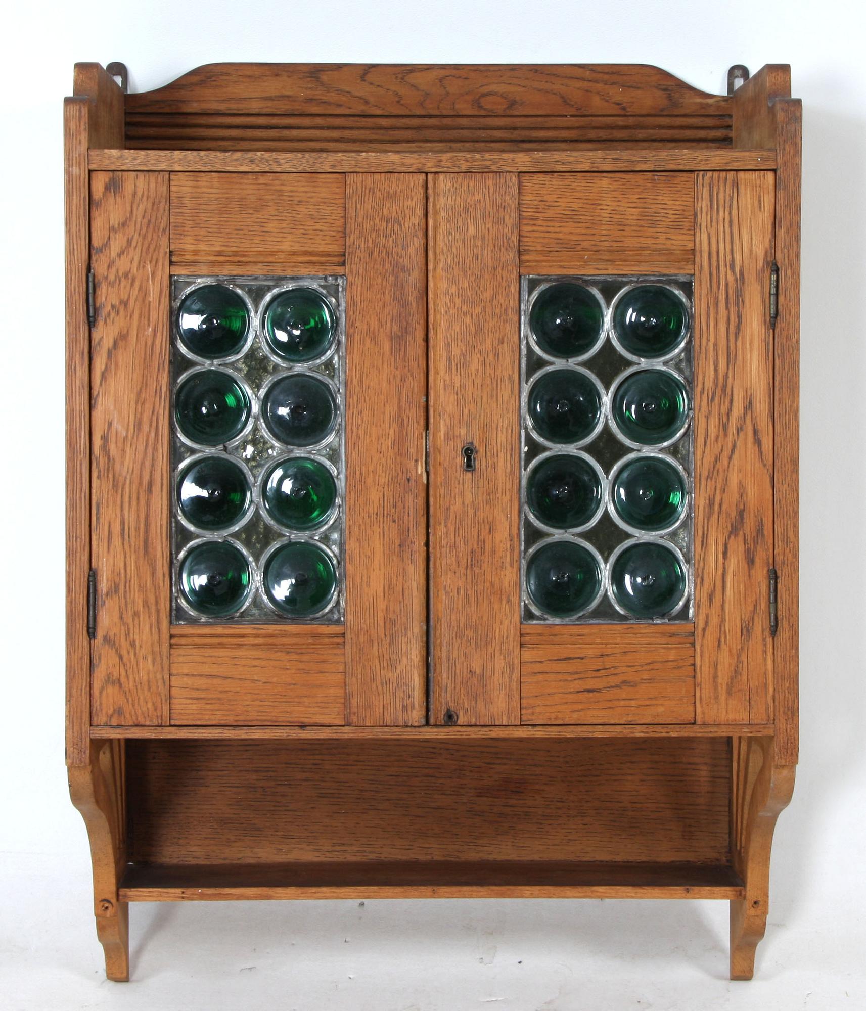 HYLLSKÅP, jugend, 1900-talets början.