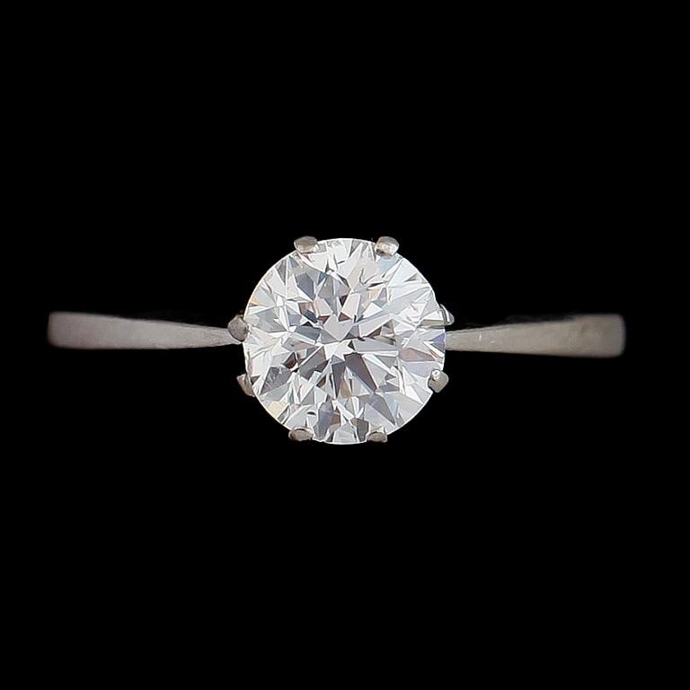 RING, 18 k vitguld, briljantslipad diamant ca 1.33 ct. SKG Stockholm 1964. Vikt ca 3,3 g.