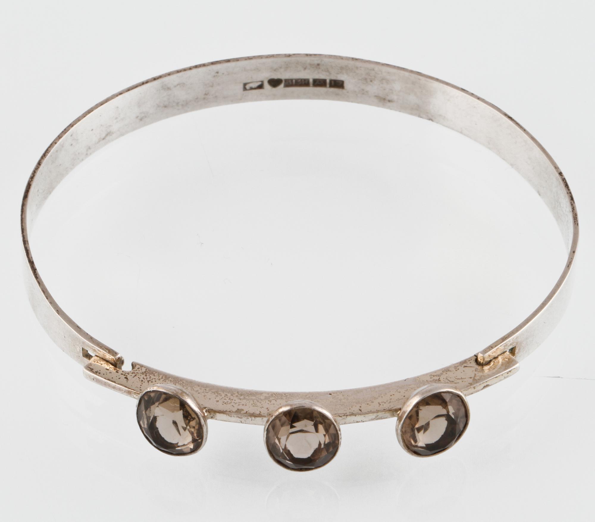 ARMRING, silver med fasettslipad rökkvarts, Turku, Finland, 1962. Vikt 13,9 gram.