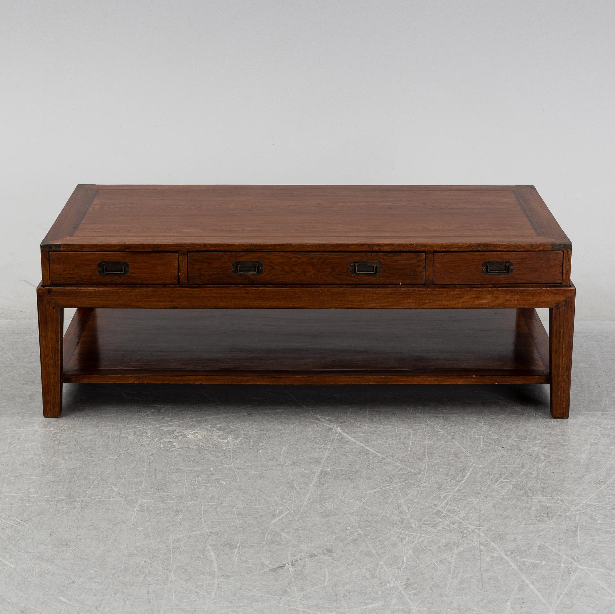 An oak coffee table, English style, late 20th Century.