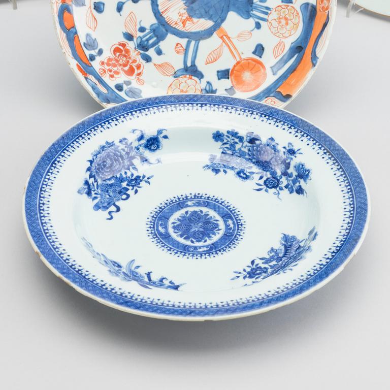 TALLRIKAR, 5 st, porslin, Kina mestadels Qianlong (1736-95).