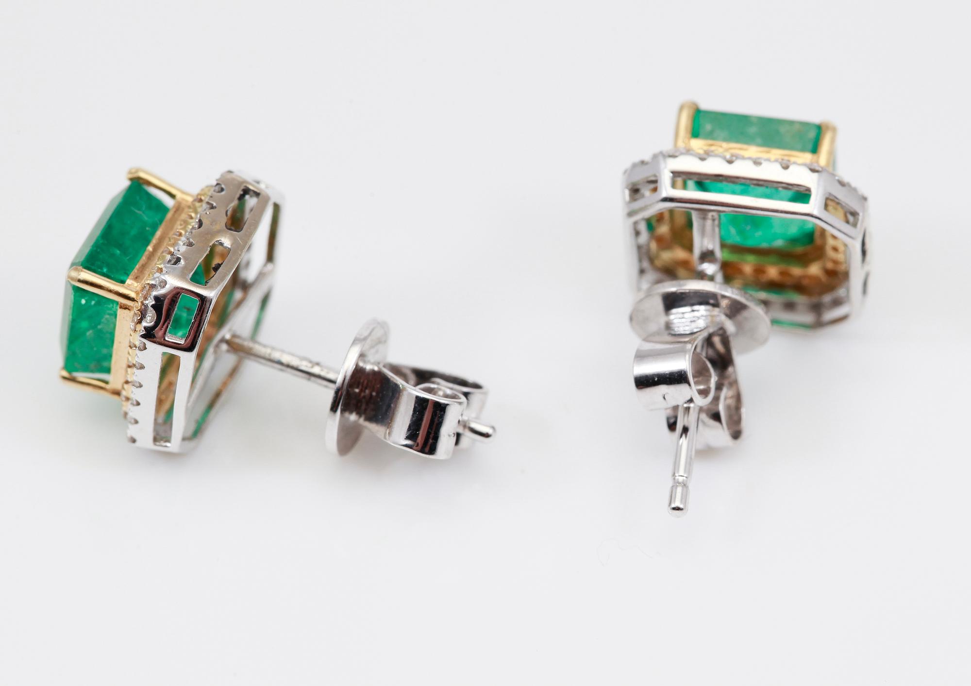 ÖRHÄNGEN, 1 par, diamanter totalt ca 0.39 ct. och smaragder totalt ca 2.53 ct.