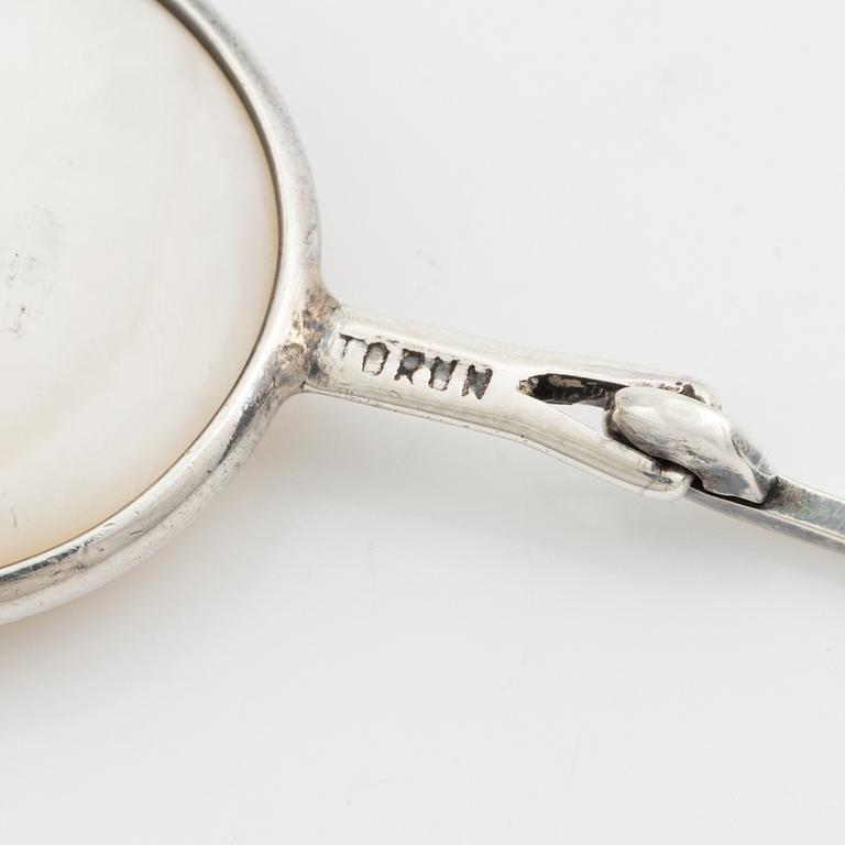 Vivianna Torun Bülow-Hübe, brosch sterlingsilver med pärlemor, Jakarta Indonesien.