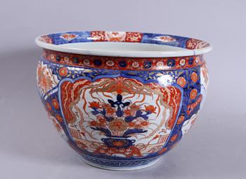 FISKBASSÄNG, porslin, Kina, omkring 1900.