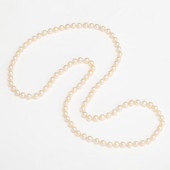 A pearl collier with cultured pearls.