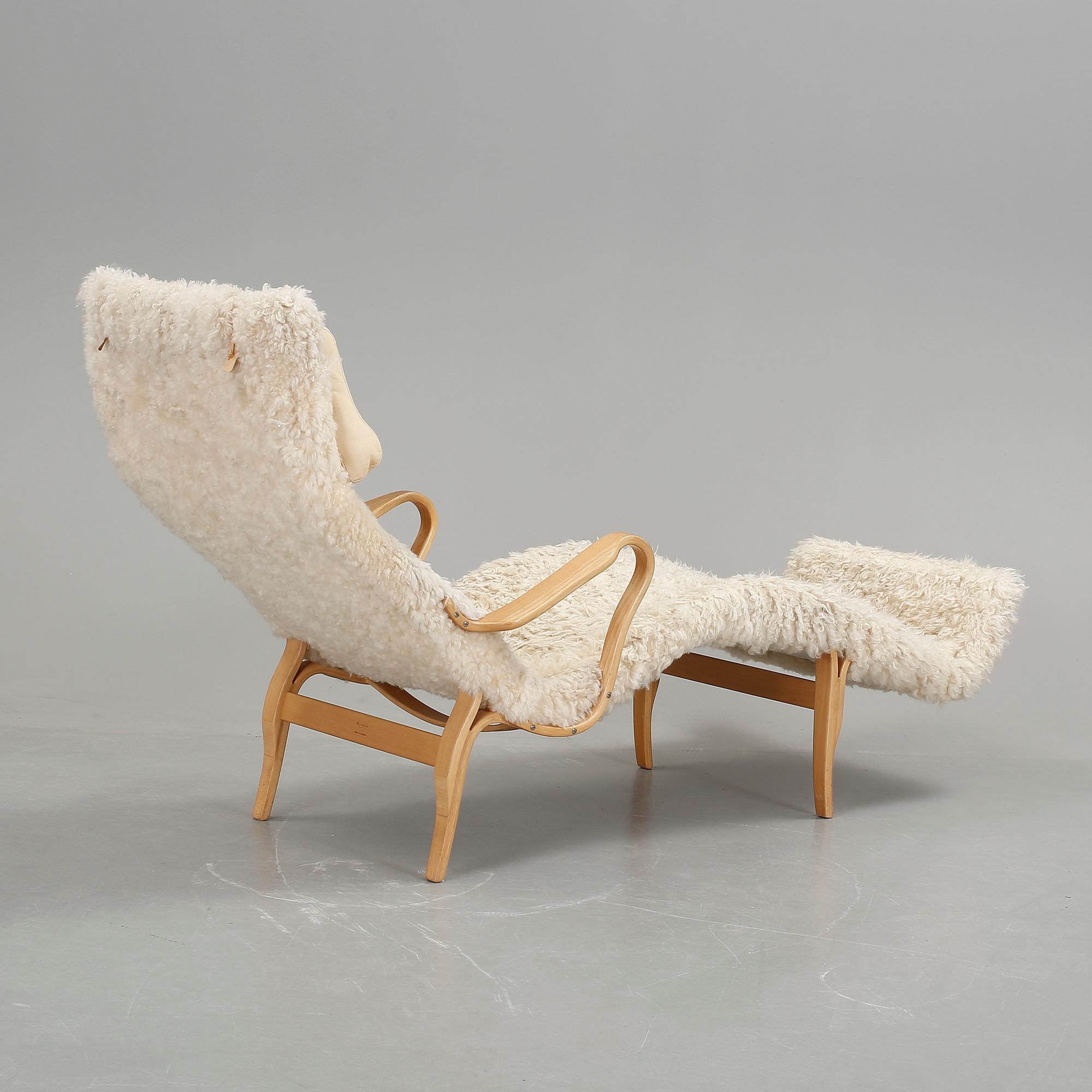LIGGFÅTÖLJ, "Pernilla", brännmärkt Bruno Mathsson design.