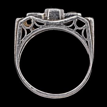 RING, platina med briljant- och åttkantslipade diamanter, tot ca 0.40 ct samt smaragd. 1948.