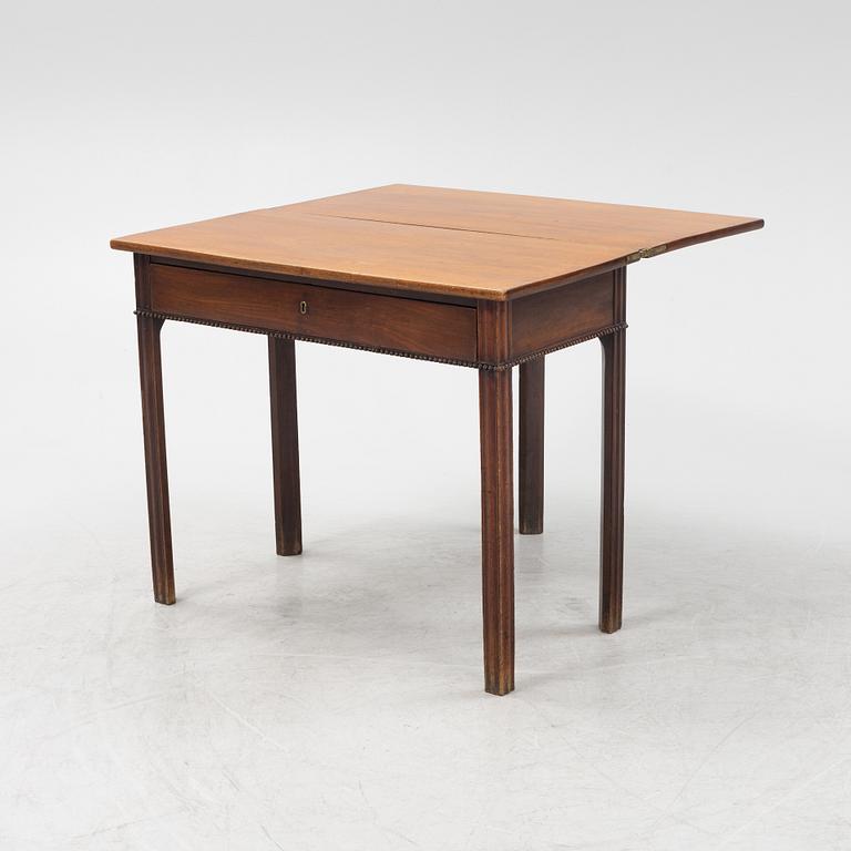 A mahogany veneer card table, late 18th century.