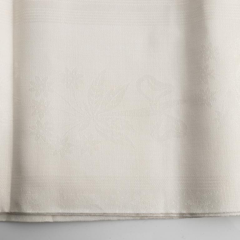 Five tablecloths, partly linen.