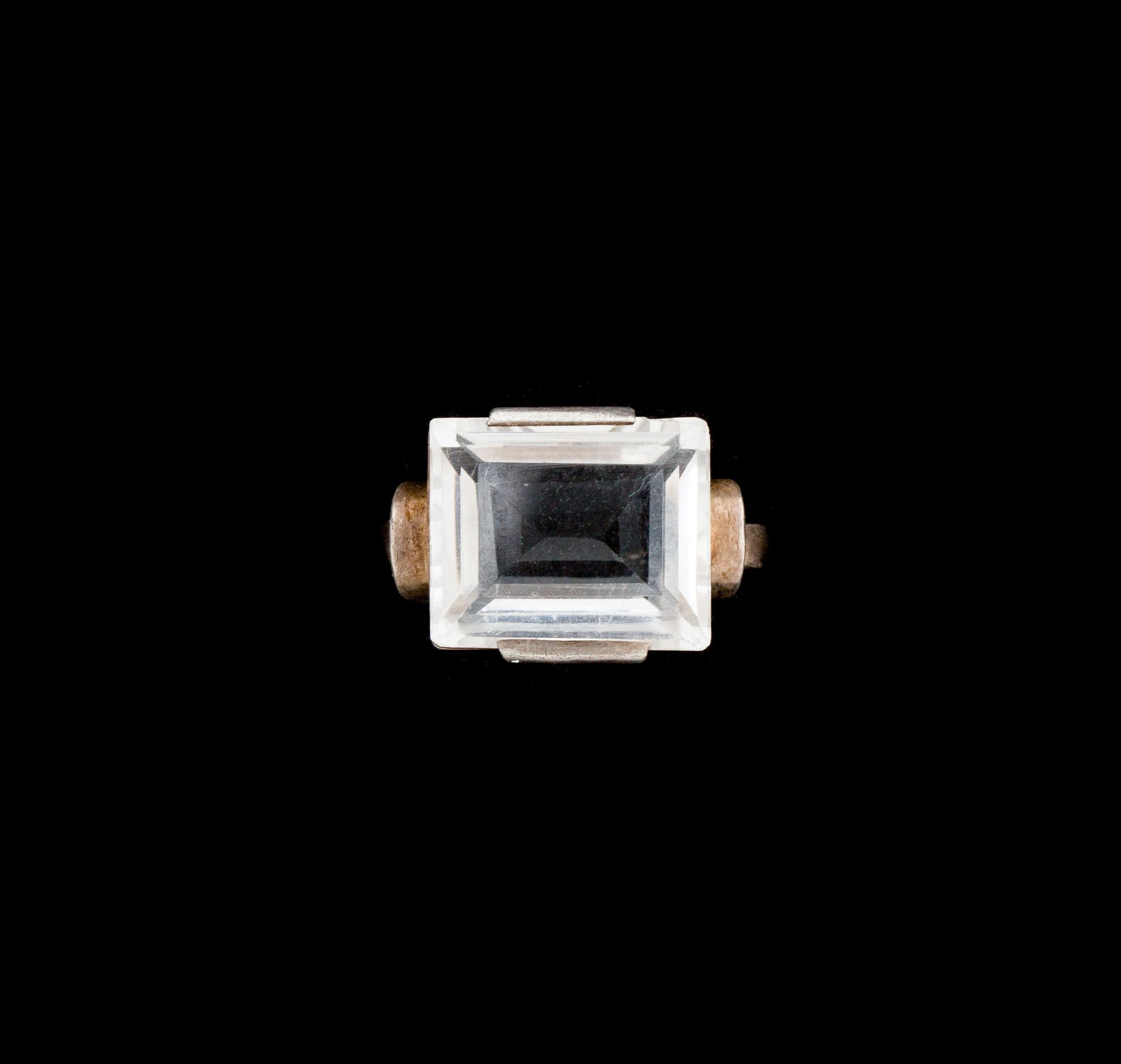 RING, silver med bergkristall. Heribert Engelbert, Stockholm 1942. Vikt ca 4 gram.