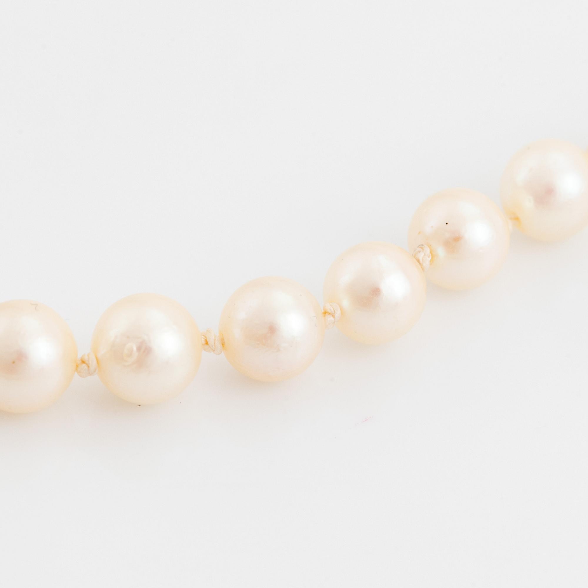 Cultured pearl necklace, clasp silver.