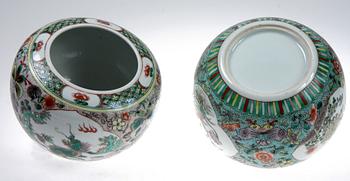 KRUKOR, ett par, porslin, Kina, 1900-tal.