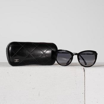 SOLGLASÖGON från Chanel.