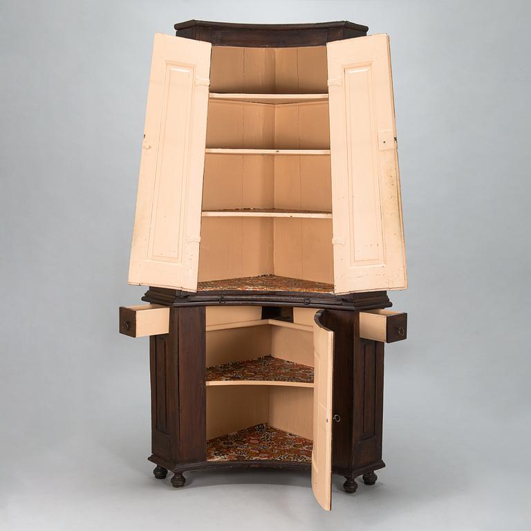 A 18th/19th century two parts corner cabinet.