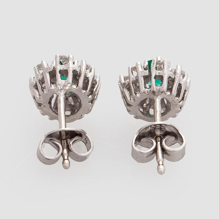 Örhängen, 14K vitguld, smaragder och diamanter.