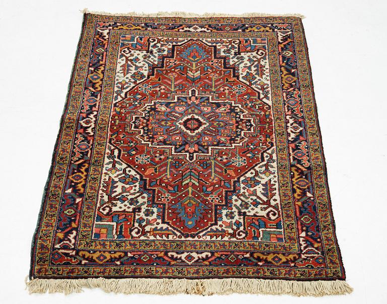 Matto, Antiikki/semi-antiikki Heris/Gorovan, noin 155 x 112 cm.