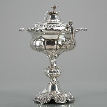 LOCKSKÅL PÅ FOT, silver, nyrokoko, Carl Nyström, 1854. Tot vikt   607 gram.