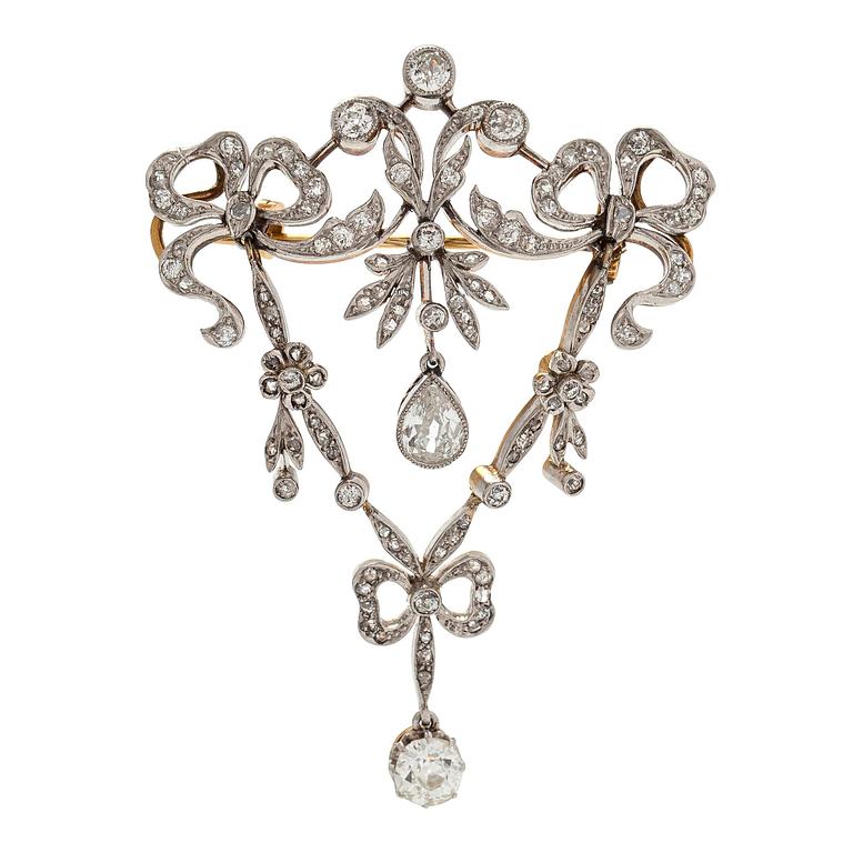 A Belle Époque old-cut diamond brooch in 17K gold and platinum.