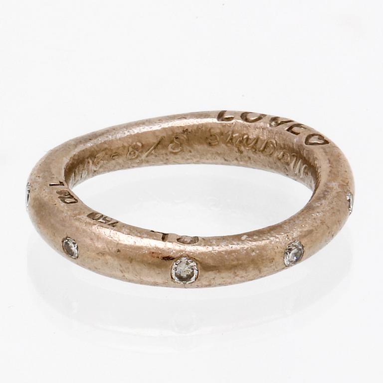 Ole Lynggaard ring 18K vitguld med 9 briljanter 0,18 ct totalt TW VS, "Love Collection".