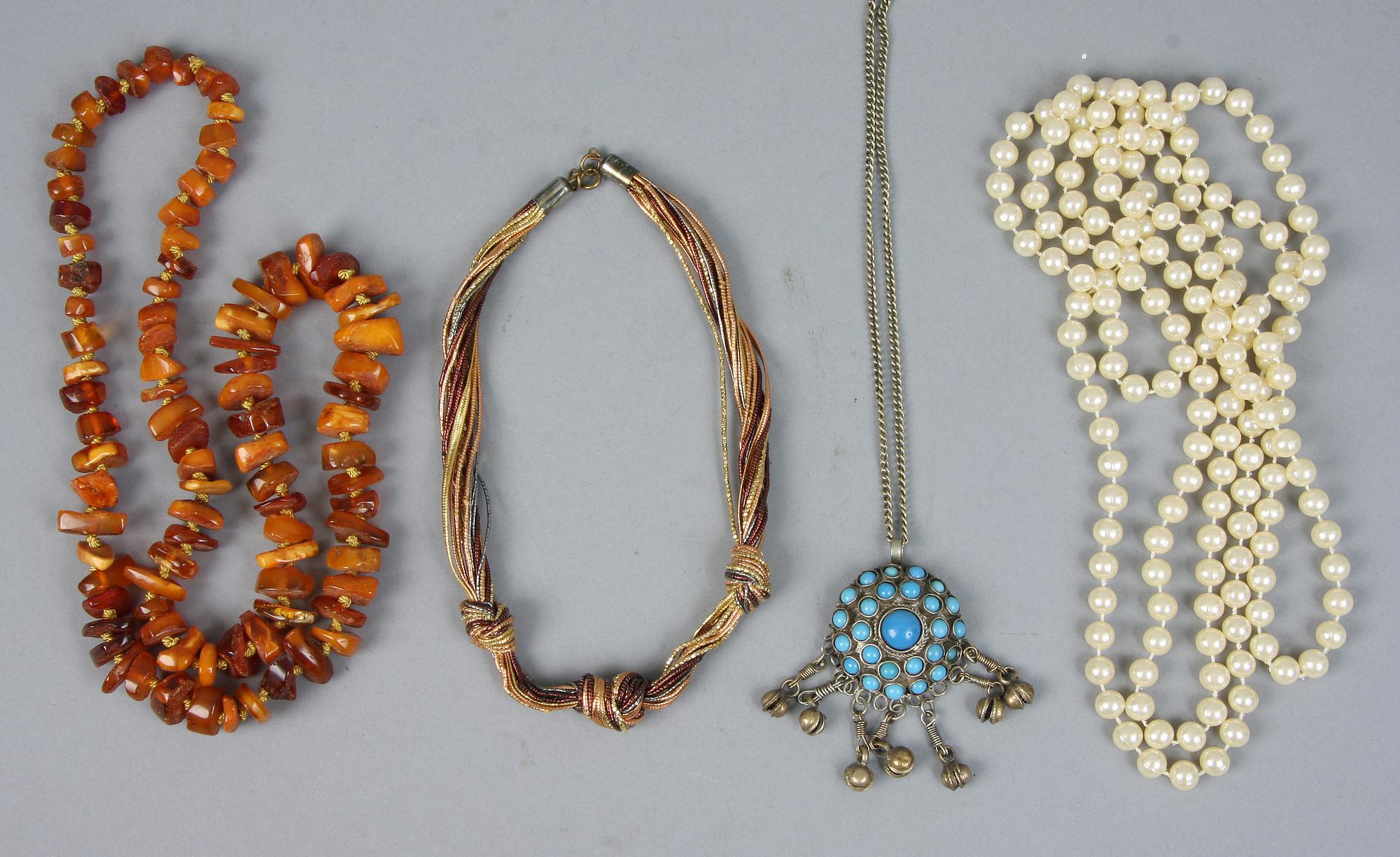 PARTI BIJOUTERIER, 87 delar, 1900-tal.