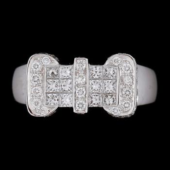 RING, 18k vitguld med prinsess- och briljantslipade diamanter tot ca1,29ct. 2000-tal. Vikt ca7,3g.