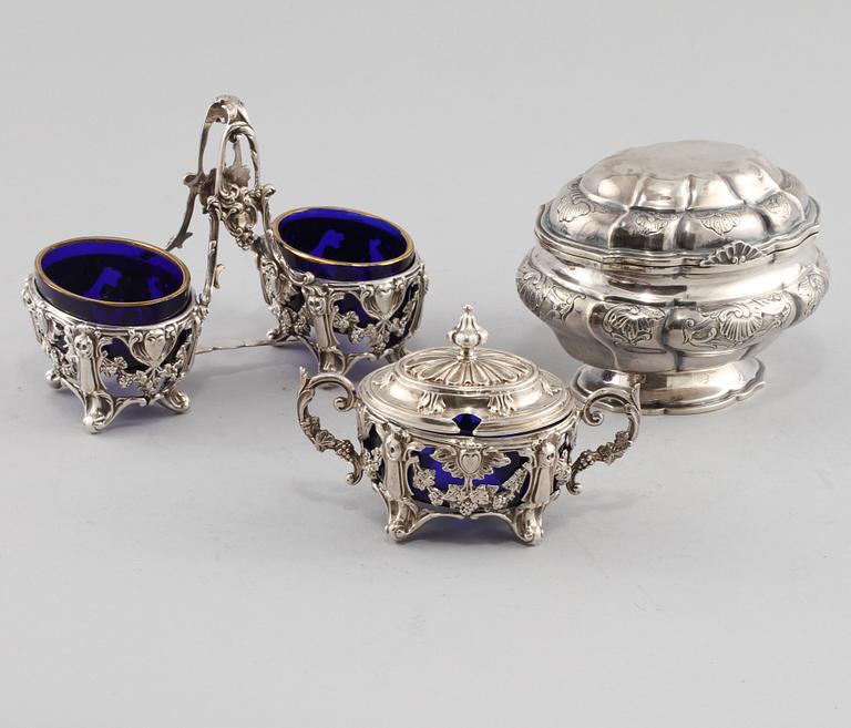 SOCKERSKRIN, 2 st, samt BORDSUPPSATS, silver, Danmark och Frankrike, 1900-tal. Vikt 600 g (exklusive glasinsatser).